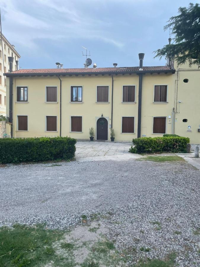 Appartamento A Verona E Parcheggio Nella Proprieta Εξωτερικό φωτογραφία